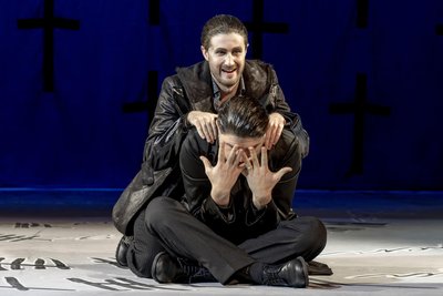 Angus Simmons (hinten) singt in der Mozartoper die Hauptpartie des „Don Giovanni“. Seinen Diener Leporello spielt Ondřej Potůček. Er ist Gastsänger im Annaberger Musiktheater.