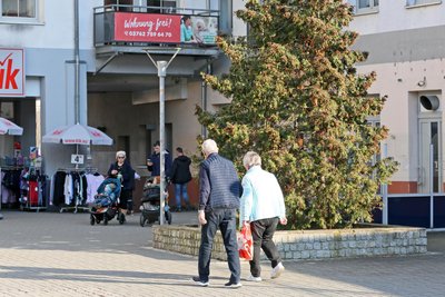 Die ebenfalls mit Leerstand kämpfende Piazza „Roter Turm“ verbindet das neue Edeka-Center mit der Innenstadt.