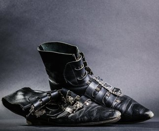 Ausgetretene Pikes aus der Schau "Leipzig in Schwarz". Die spitzen Schuhe waren in den frühen 90ern ein sehr typisches Accessoire der Gothic-Bewegung - ein Trend, der intern gerade wiederkommt.
