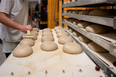 In der Bäckerei in Krumhermersdorf werden die Brötchen und Brote für die Filialen vorbereitet.