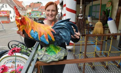 Zum Bergstadtsommer in Freiberg wird der Untermarkt ab heute, 12 Uhr, zum Jahrmarkt. Christel Kalbe von der Firma Melcher aus Kamern baute am Mittwoch einen Geschicklichkeitsparcours für Groß und Klein auf.