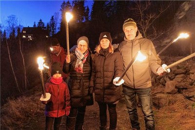 Auch Familie Merkel aus Auerbach genoss den Abend im Fackelschein in Geyer. 