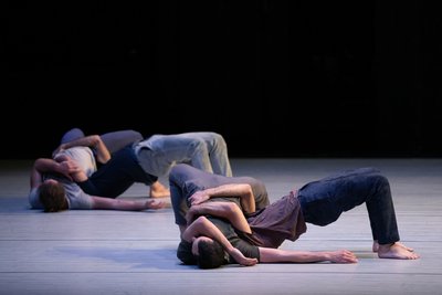 Heute schon jemanden festgehalten? Machen Sie mal! Es ist ein Thema, das das Stück "One More Thing" des Choreografen Adi Boutrous aus Israel verhandelt. Sonntagabend begeisterte es in Chemnitz. 