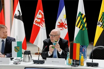 OB Sven Schulze präsentierte eine Chemnitzer Erfindung: die Fitflasche. Ihre Form ist dem Roten Turm nachempfunden.