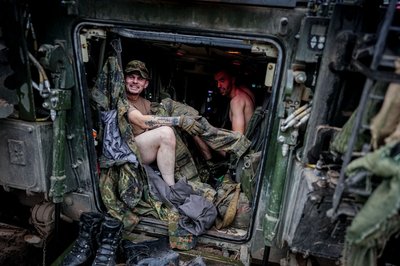 Nach dem Regen: Panzergrenadiere ziehen sich um.