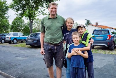 Felix Lienig, hier mit Luisa, Ansgar und Jannis (der Größe nach), würde die Umstellung auf eine Wärmepumpe zum monatlichen Festpreis gelegen kommen.