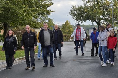 Gut zwei Dutzend Teilnehmer gab es beim Ortsteilrundgang am 9. Oktober in Planschwitz.