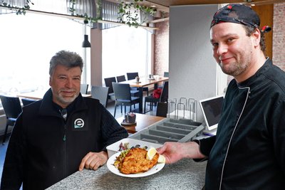 Riesenschnitzel für den Chef: Koch Stefan Areschko (rechts) und Inhaber Olsen Hänel.