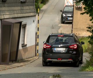 Nicht immer passen zwei Autos im Louis-Riedel-Weg in Gelenau aneinander vorbei. Grundstücke verhindern jedoch einen Ausbau. 