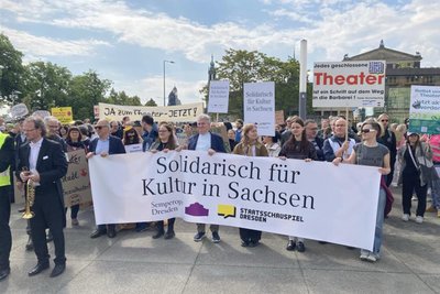 Ob auf dem Land oder in der Großstadt - die sächsische Theaterszene möchte sich solidarisch und geschlossen zeigen. Auch wenn die Theater in Leipzig und Dresden weniger finanzielle Probleme haben.