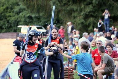 Dafür steht das Sommerskispringen in Pöhla: In familiärer Atmosphäre können Fans mit den Sportlerinnen auf Tuchfühlung gehen.