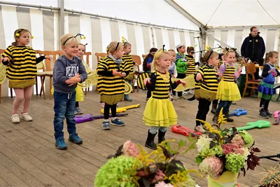 Mädchen und Jungen der Kita „Zwergenvilla“ führten ein kleines Programm auf.