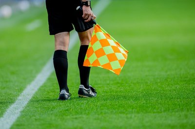 Nach dem Angriff auf einen Linienrichter wird im Westen Thüringens kein Fußball gespielt. (Archivbild)