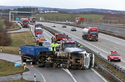 Gegen 9 Uhr am Mittwochmorgen ist ein Lkw an der A 4 bei der Anschlussstelle Meerane umgestürzt. 