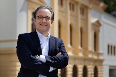 Neue Chef vor altem Haus: Intendant Moritz Gogg. 