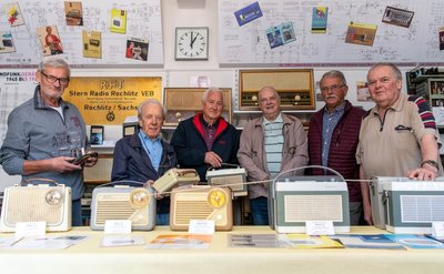 Joachim Heintzig, Helmut Wünsche, Eberhard Große, Hans-Joachim Buckentin, Gerhard Scheffler und Andreas Voigt (v. l.) gehören zur AG Industriegeschichte Stern-Radio Rochlitz im Rochlitzer Geschichtsverein und kümmern sich um die Ausstellung. 