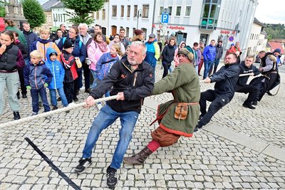 Beim Truckziehen gewann das Team Kleintierzüchterverein/Mittelaltergruppe mit André Schauer als Zugpferd.