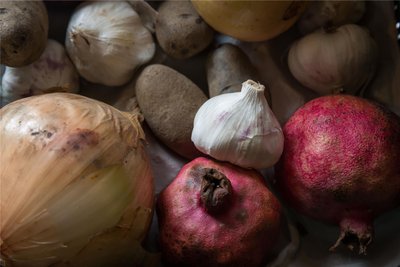 Neben dem Angebot an frisch zubereiteten Speisen gibt es ein kleines veganes Vollsortiment und Waren des Alltagsbedarfs.