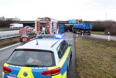 Die freiwillige Feuerwehr Glauchau war im Einsatz, um die Unfallstelle zu sperren und auslaufendes Öl zu binden. 
