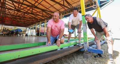 Heiko Großer (links) und Jens Schulze (Mitte) vom Förderverein mit Schausteller Udo Weichsel, der mit seiner 70 Jahre alten Auto-Scooter-Bahn in Stelzendorf dabei ist. 