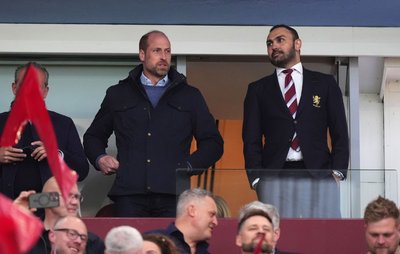 Prinz William (l) ist glühender Fan von Aston Villa und häufig im Stadion zu Gast. (Archivbild)