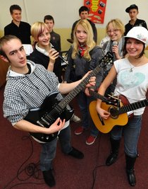 
              <p class="artikelinhalt">Ein munterer Haufen: die Band Reporter der Mittelschule Sayda mit ihrem Bandleader Peter Kreißl (hinten links). Fast alle betreten mit diesem Ganztagsangebotsprojekt musikalisches Neuland. </p>
            