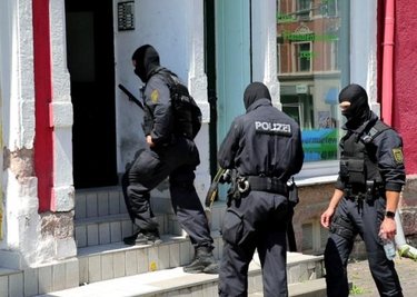 Polizisten bei der Durchsuchungsaktion am Dienstag.