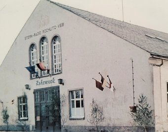 Schon 1946 wurden sieben Lehrlinge bei "Stern Radio" ausgebildet. Drei Jahre später folgte der Lehrbeginn in einer umfunktionierten Reithalle. Im Jahr 1959 baute man den Gasthof Biesern zum Lehrlingswohnheim aus.