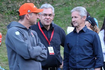 Gehörten voriges Jahr zu den Gästen beim Damenskispringen in Pöhla: DSV-Trainer Werner Schuster, Schwarzenbergs Oberbürgermeister Ruben Gehart und Skisprunglegende Jens Weißflog (v. l.).