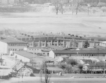 In den 1950-Jahren wuchsen die Betriebsanlagen neben dem heutigen Sportplatz an. Es gab einen Kindergarten, eine Betriebsküche, eine Betriebsverkaufsstelle. Die Mitarbeiter kamen aus dem gesamten Landkreis.