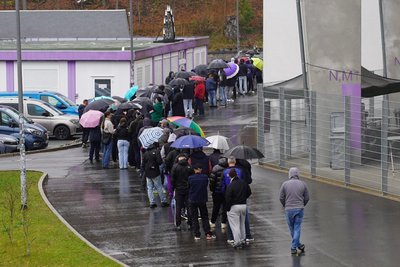 Am Dienstagvormittag bildete sich trotz des Regens eine lange Schlange am Erzgebirgsstadion: Der Ansturm auf die Tickets für das Sachsenpokal-Halbfinale in Chemnitz war riesig.