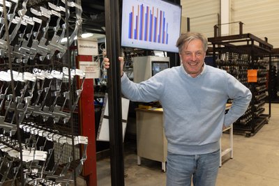 Henning Schlüter ist Geschäftsführer der Osteks GmbH in Elterlein. Metallteile wie die links werden in der Firma in einem elektrochemischen Verfahren mit Tauchlack beschichtet.