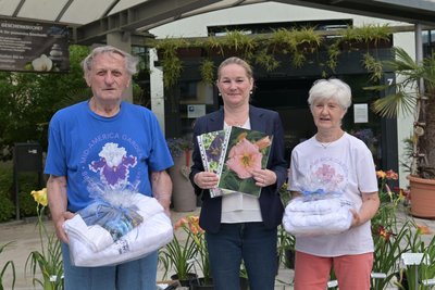 Katrin Bösecke-Spapens, Geschäftsführerin der Kurgesellschaft (Mitte), bedankte sich bei Manfred Beer und Margitta Herrn für die mitgebrachten Lilien.