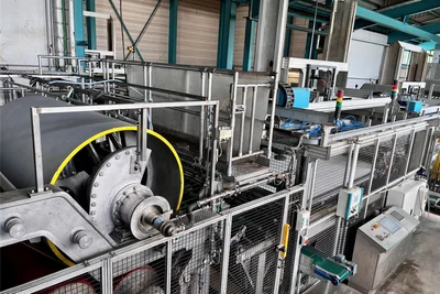 Vor der neuen Trockenanlage werden die Platten aus Zellulose produziert.