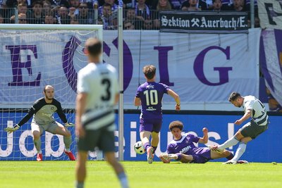 Besar Halimi (rechts) trifft zum 1:0 für den SV Sandhausen.