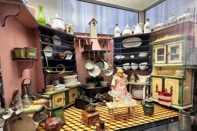 Diese Rauchfang-Puppenküche (1880-1920) ist eine Leihgabe von Werner Goller aus Konradsreuth.