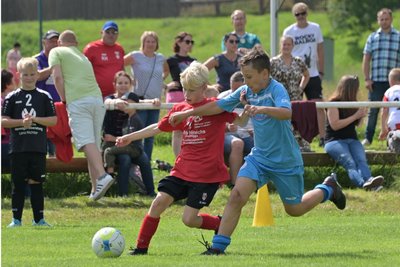 In dieser Szene kämpfen die E-Junioren-Fußballer Cedric Herzog (r.) vom SV Eintracht Bermsgrün und Mats Heinsohn vom SV Harkebrügge um den Ball.