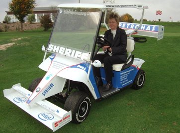 
              <p class="artikelinhalt">Ein Golfcart im Formel-1-Stil erinnert auf dem Gahlenzer Golfplatz nicht nur Clubsekretärin Sonja Reupert an den Saisonhöhepunkt 2008: den 10. Internationalen BMW-Cup.</p>
            