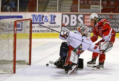 Mathieu Lemay (r.) macht das 1:3 aus Sicht der Crimmitschauer.
