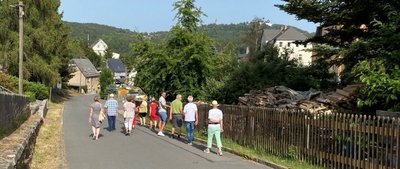 Dorf mit Schlossblick: Der Weg führte die Alte Dorfstraße hinunter. Der Blick hinauf zum Schloss Augustusburg hat immer wieder Maler inspiriert.