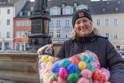 Ivonne Schröter und der Werbering Annaberg haben ein ehrgeiziges Ziel: Mindestens 4000 bunte Kunststoffeier – möglichst individuell verziert – sollen zur Osterzeit den Barbara-Uthmann-Brunnen auf dem Annaberger Markt schmücken.