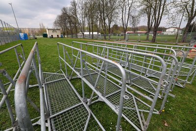 Im Eingangsbereich zum Sportpark sollen die Besucher am Donnerstag kontrolliert werden.