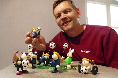 Echte Profis am Ball: Diplom-Designer Dirk Hobler hat sich anlässlich der Fußballweltmeisterschaft einiges einfallen lassen.