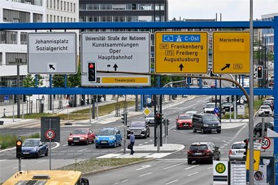 Blick in die Bahnhofstraße an der Kreuzung Zschopauer Straße und auf die neue Linksabbiegespur zum Johannisplatz. Nach dem Neubau des Eins-Firmensitzes mit hunderten Arbeitsplätzen wurde diese neue Verkehrsführung laut Stadt nötig.