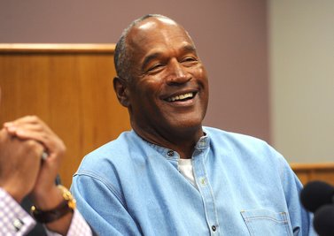 Der ehemalige amerikanische Football-Star O.J. Simpson (M) sitzt am 20.07.2017 in Lovelock (USA) beim Livestream seiner Anhörung. Der frühere US-Footballstar O.J. Simpson, der 1995 in einem spektakulären Prozess wegen Mordes an seiner Ex-Frau freigesprochen worden war, ist tot.