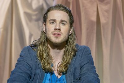 In „Jesus Christ Superstar" (Foto) war Yannik Gräf 2023 in der Haupt- und Titelrolle zu erleben. Zudem spielte er beispielsweise in den letzten „Monte Christo“-Vorstellungen 2022 den Bösewicht Mondego und hatte Rollen in den Musicals „Charley“, „Jesus“, „Fast normal“, im Schauspiel „Alles Isy“ und in der Kriebstein-Operette „Der Bettelstudent“. Im Sommer ist Yannik Gräf im „Weißen Rössl“ zu sehen. Daneben war er an verschiedenen Musicalprogrammen wie der „Nachtschicht“, beteiligt.