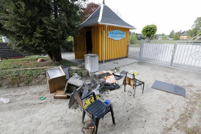 Von Außen ist dem Kassenhäuschen wenig anzusehen - die Feuerwehr konnte den Brand rechtzeitig löschen.