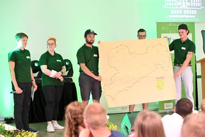 Richard Jähnig (3 v. l.) bei der Präsentationsaufgabe im Finale der Jugendmeisterschaften der Grünen Berufe.