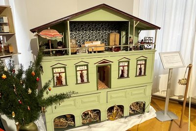 Dieses dreigeschossige Puppenhaus (um 1890) stammt aus dem Bestand des Neuberin-Museums.