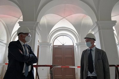 Sachsens Finanzminister Hartmut Vorjohann (CDU, links) und Jörg Scholich von der Freiberger Außenstelle des Staatsbetriebs Sächsisches Immobilien und Baumanagement in der Eingangshalle.